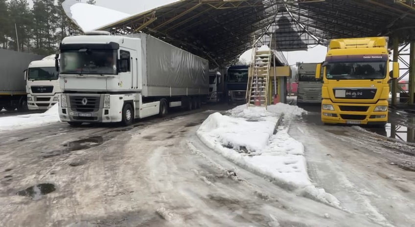 Вантажівки на кордоні Польщі (Фото: google.com)
