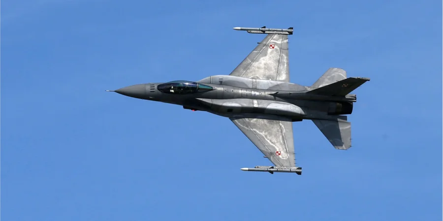 Польща реагує на загрозу: у небо підняті винищувачі F-16 (Фото:REUTERS/Ints Kalnins)