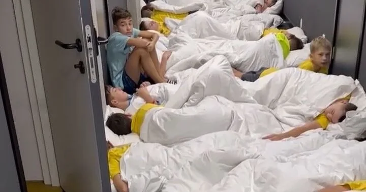 "Руській мір": Діти у футбольному таборі сплять у коридорі (Фото: google)