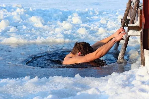 Водохреща у Львові: Чому не варто пірнати у холодну воду (Фото: google)