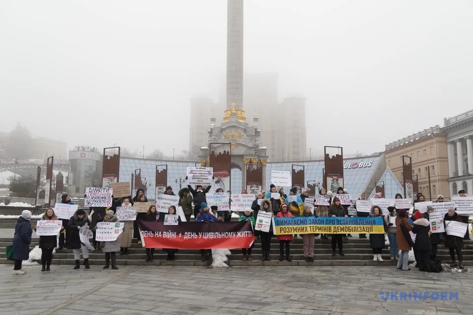 Демобілізація військових: У Києві рідні військових вийшли на мітинг (Фото: Укрінформ)