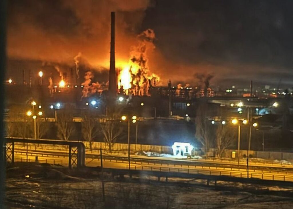 Україна знову атакує НПЗ та електростанції