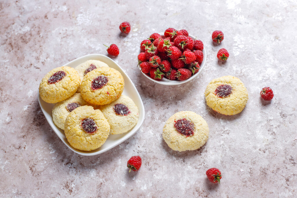 Печиво-кекс з малиновим варенням (фото: Freepik)
