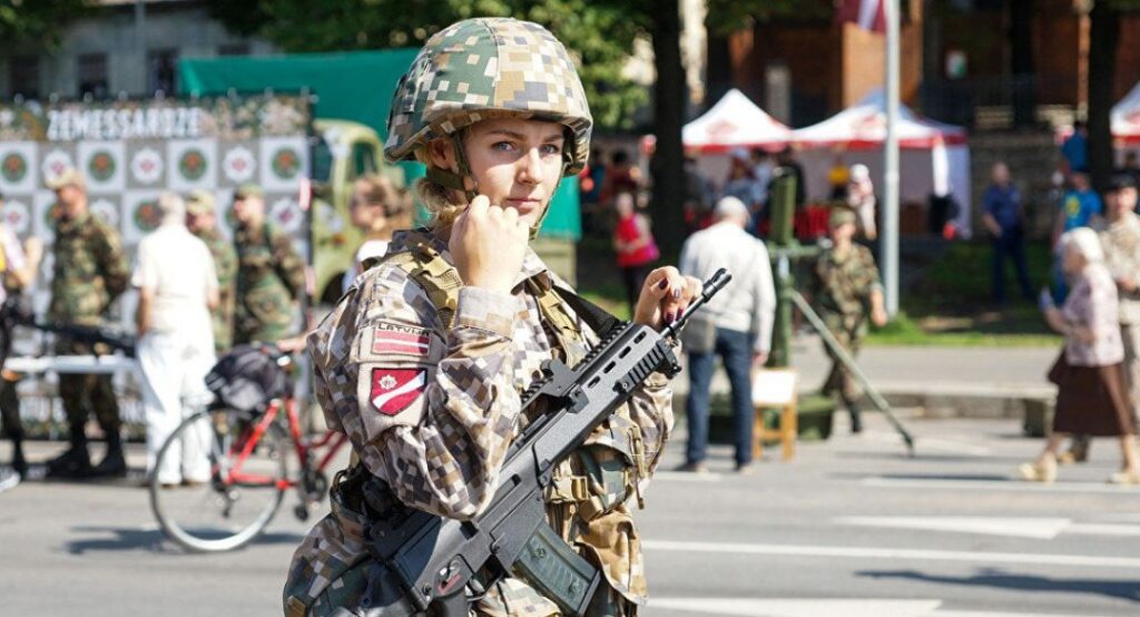 Латвія може ввести строковий обов'язок для жінок (Фото: google)