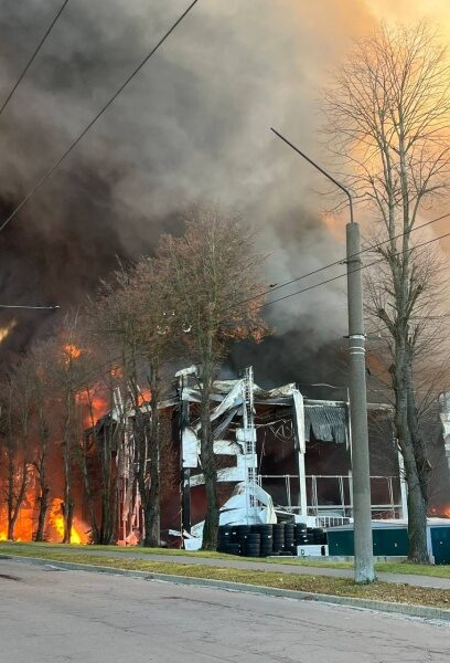 Фото: Склади з шинами горять на околицях Львова (t.me/andriysadovyi)