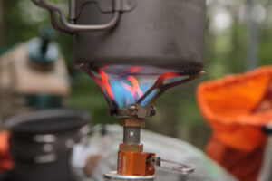 Безпечне використання туристичних газових пальників у квартирі під час відключень світла: що потрібно знати киянам