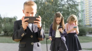 У Раді пропонують заборонити гаджети в школах: що зміниться для учнів і вчителів