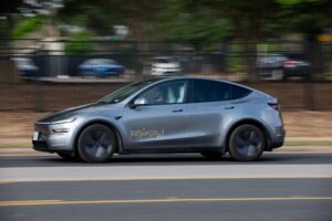 Tesla Robotaxi і людський фактор: як телеоператори двічі врізались у паркани та барикади