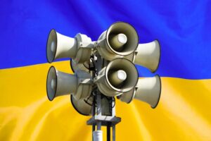 Тривалі тривоги змінюють правила: Уряд готує новий транспортний режим та перегляд комендантської години