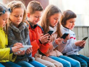 ЄС готує заборону соцмереж та ігор для дітей