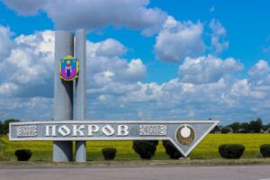 Покров: степ, водосховище і небо кольору пилу